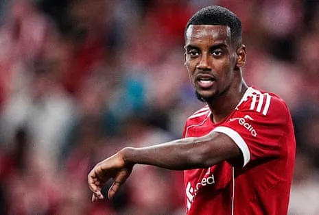 Isak's First Appearance Delivers Glamour Despite Evident Rust